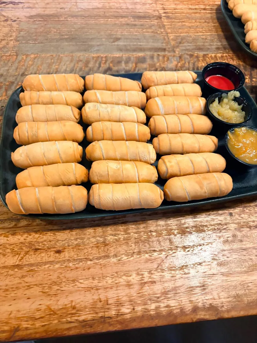 Bandeja de tequeños fritos con salsas artesanales