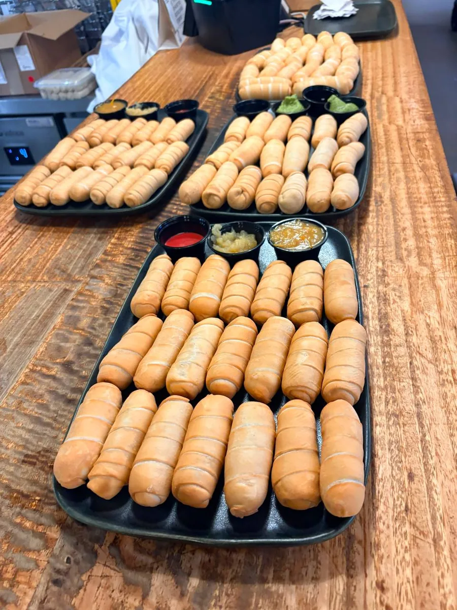 Bandejas de tequeños Myven con salsas para catering