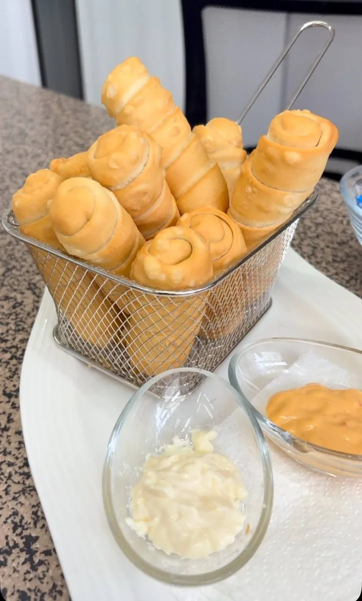 Cesta de tequeños Myven con salsas artesanales