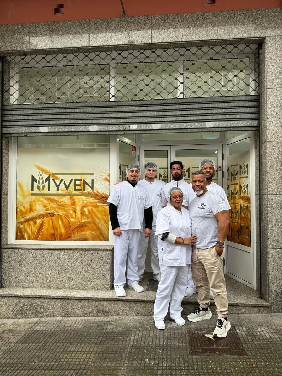 El equipo Myven frente a su obrador en Lugo