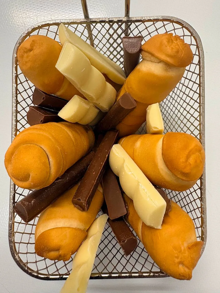 Tequeños de chocolate de leche y chocolate blanco